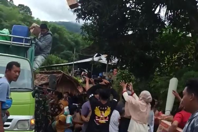 Beberapa warga yang menaiki mobil pembawa bantuan logistik gempa majene yang terjadi di Kabupaten Majene, Sulawesi Barat, Sabtu (16/1/2021).