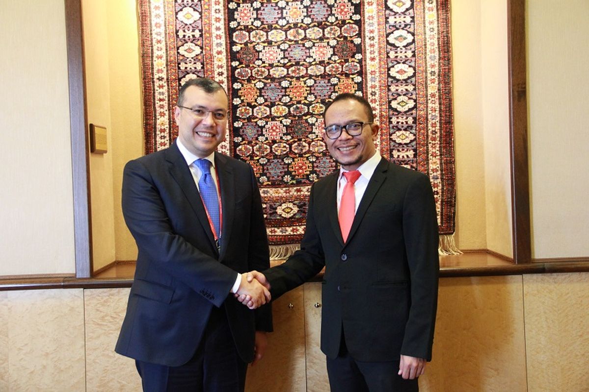 Menteri Ketenagakerjaan (Menaker) M. Hanif Dhakiri bersalaman dengan Menteri Tenaga Kerja dan Perlindungan Sosial Republik Azerbaijan, Sahil Babayev usai melakukan pertemuan bilateral di Jenewa, Swiss, Kamis (20/6/2019).