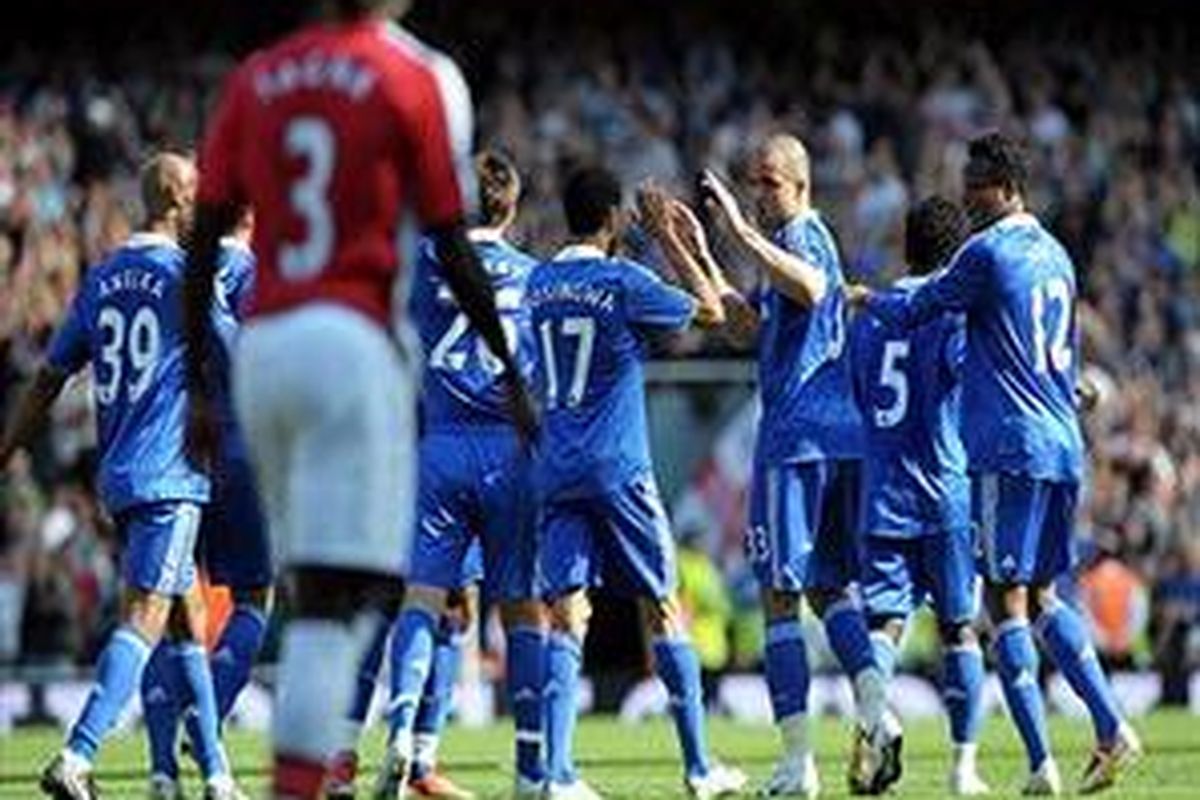 Alex dikerubuti rekan-rekannya setelah mencetak gol ke gawang Arsenal. Chelsea akhirnya menang 4-1.