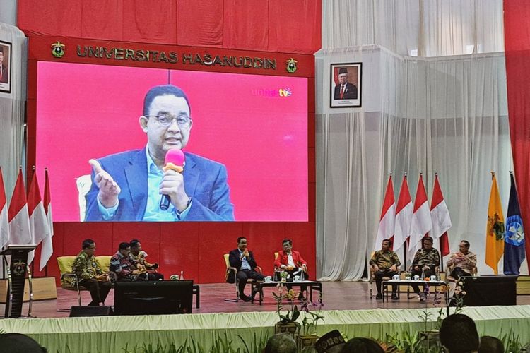 Anies Baswedan saat menghadiri acara Indonesian Leaders Talk Bedah Gagasan dan Visi Pemimpin Bangsa yang digelar di Auditorium Baruga AP Pettarani Unhas Makassar, Minggu (24/9/2023).