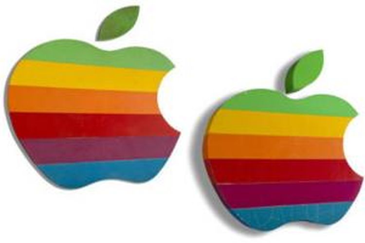 Dua papan logo lama Apple yang akan dilelang