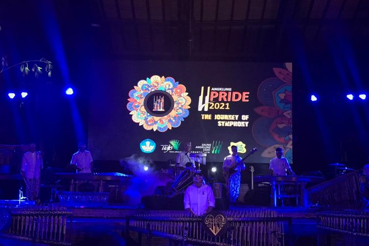 Pagelaran seni dalam Angklung Pride 2021 di Saung Angklung Udjo (SAU) di Bandung, Sabtu (27/11/2021) malam. 