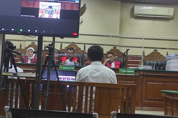 2 penyuap mantan wakil ketua DPRD Jatim menjalani sidang putusan di Pengadilan Tipikor Surabaya, Selasa (16/5/2023)