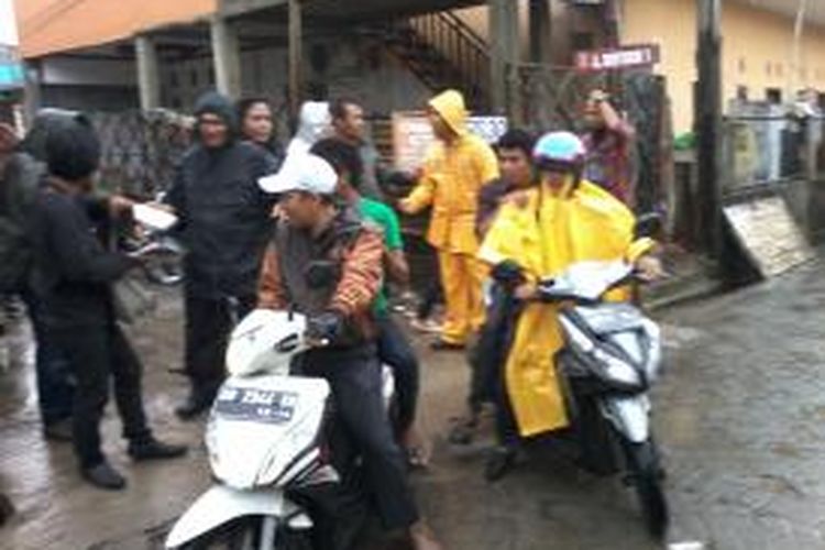 Ivan dan Najamuddin, warga asal Flores dibonceng aparat kepolisian saat tertangkap menjadi pemilih siluman di TPS 36, Jl Bontoduri, Kelurahan Parangtambung, Kecamatan Tamalate, Rabu (9/4/2014).