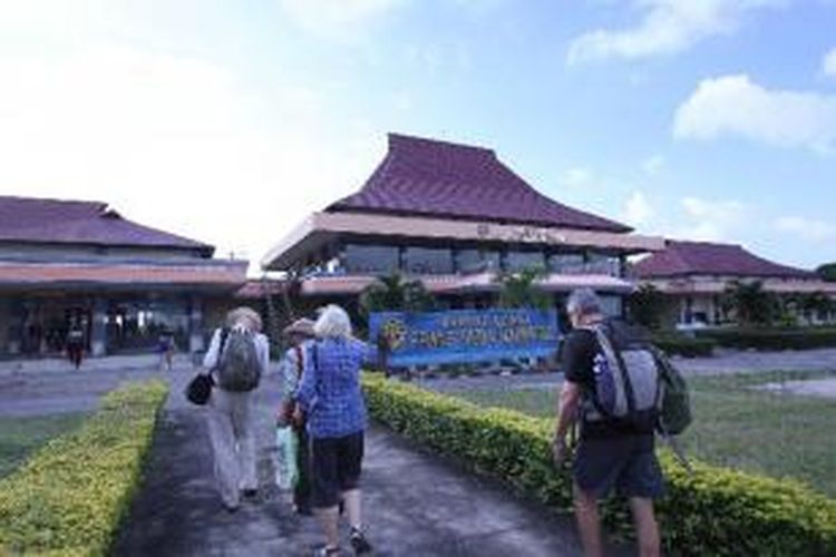 Wisatawan asing tiba di Bandara Frans Seda, Maumere, Nusa Tenggara Timur, Jumat (17/5/2013). Wisata alam, rohani dan sejarah menjadi andalan sejumlah daerah di Nusa Tenggara Timur.  
