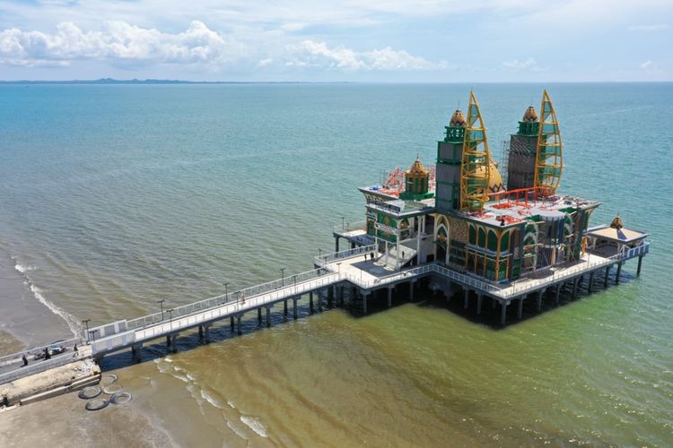 PT BIB membangun masjid apung di Pantai Siring Pagatan.