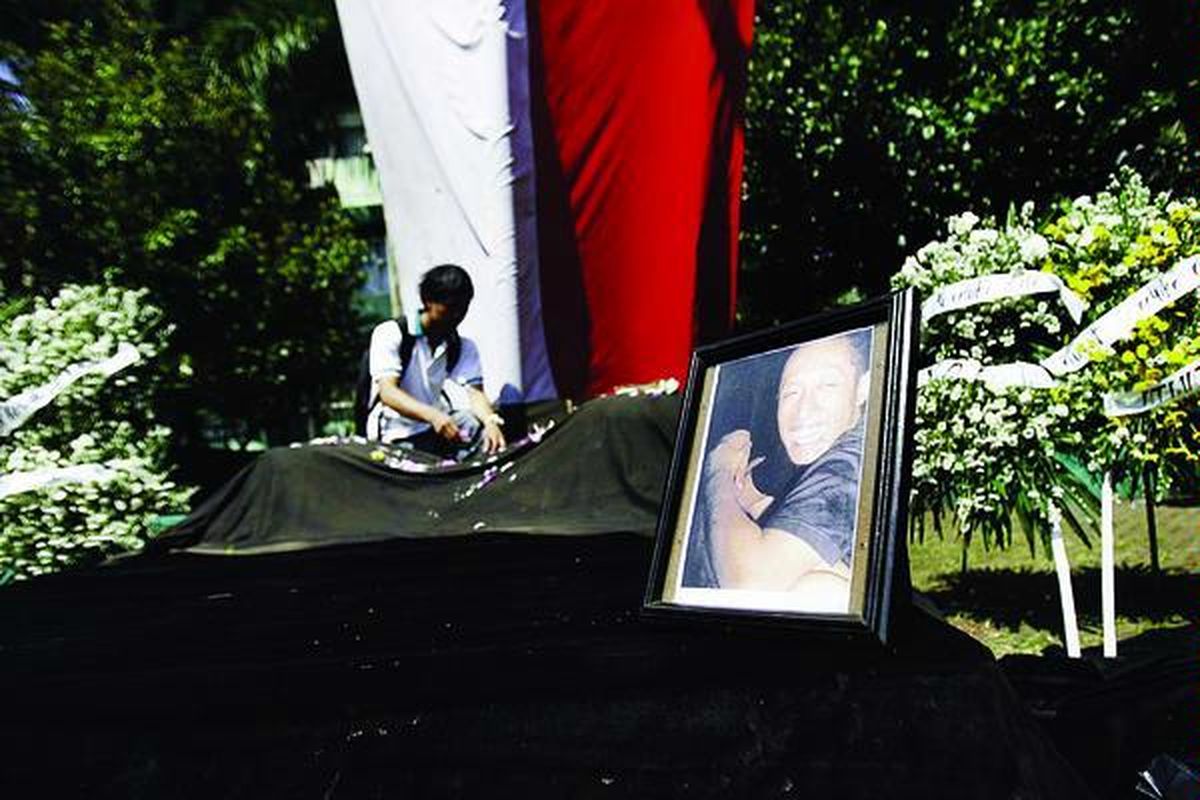 Foto almarhum Maftuh Fauzi, mahasiswa Akademi Bahasa Asing Universitas Nasional (Unas), diletakkan di dekat replika peti jenazah sebagai simbol dukacita di Kampus Unas, Jakarta, Sabtu (21/6). Maftuh menjadi korban dalam insiden penyerbuan polisi saat menertibkan aksi menolak kenaikan harga BBM oleh mahasiswa pada hari Sabtu (24/5). Namun, menurut tim dokter, Maftuh meninggal karena infeksi sistemik akibat penurunan kekebalan tubuh. 