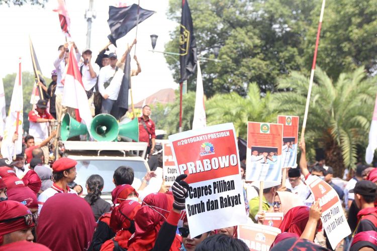 Aksi para relawan Prabowo-Sandiaga di kawasan Kantor KPU, Jakarta, Jumat (10/8/2018). Para relawan ini datang untuk memberikan dukungan kepada Prabowo dan Sandiaga Uno yang daftar sebagai pasangan capres dan cawapres pada Pilpres 2019-2024.