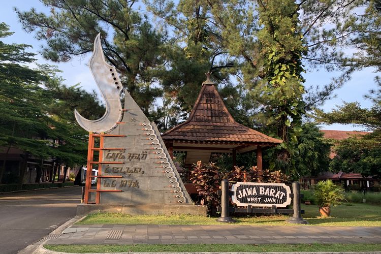 Anjungan di TMII atau Taman Mini Indonesia Indah.