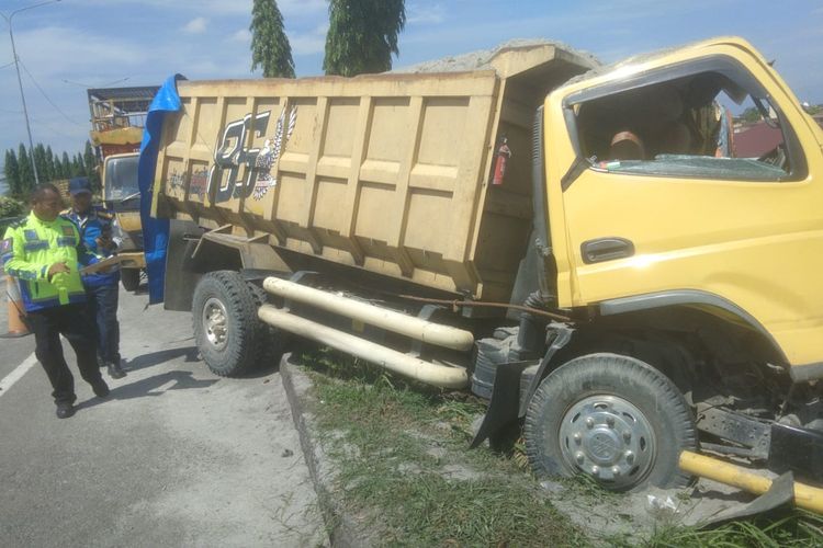Truk Bermuatan Ayam Terbalik Ditabrak Truk Pasir Saat Mogok di Medan, 3 Orang Terluka
