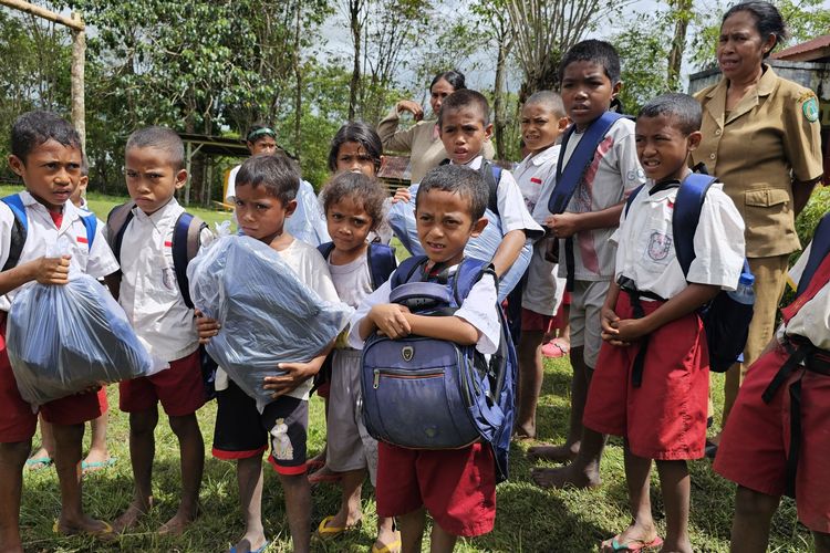 Senyum Siswa SD di Ngada: Saat Donasi Pembaca Kompas.com Menembus Jalur Menantang NTT