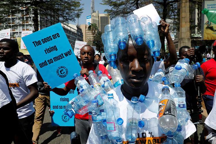 Seorang aktivis peduli lingkungan membawa poster saat ia berpartisipasi dalam protes mogok iklim menuntut aksi atas perubahan iklim, di Nairobi, Kenya, Jumat (20/9/2019). Aksi Climate Strike 2019 digelar serentak di 163 negara di seluruh dunia, terinspirasi dari Greta Thunberg, remaja aktivis lingkungan yang bersama ribuan murid sekolah lainnya berkampanye tentang penanganan perubahan iklim di Swedia, 2018 lalu.