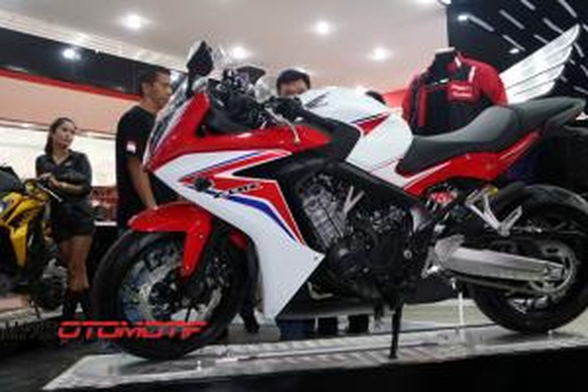 Honda CBR 650F dipamerkan di booth Honda di Jakarta Fair Kemayoran 2015.