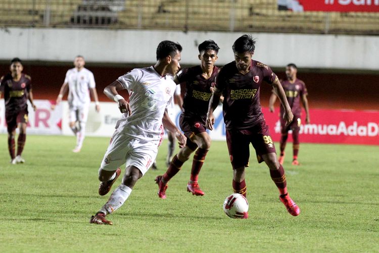 Pemain PSM Makassar Saldi dijaga ketat pemain Persija Jakarta Osvaldo Haay (tengah) saat babak semifinal Piala Menpora 2021 yang berakhir dengan skor 0-0 di Stadion Maguwoharjo Sleman, Kamis (15/04/2021) malam.