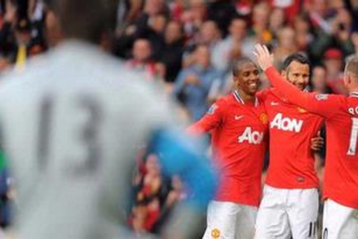 Ashley Young (kiri), Ryan Giggs (tengah) dan Wayne Rooney merayakan kesuksesan Manchester United ketika bantai Arsenal 8-2.