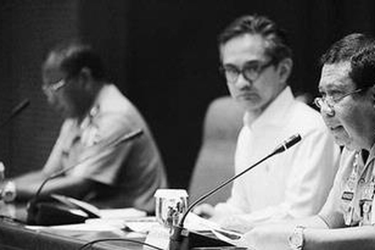 Kepala Divisi Humas Polri Inspektur Jenderal Saud Usman Nasution, Menteri Luar Negeri Marty Natalegawa, dan Kepala Pusat Kedokteran dan Kesehatan Polri Brigadir Jenderal (Pol) Mussadeq Ishaq (kiri ke kanan) memberikan keterangan pers di Kementerian Luar Negeri, Jakarta, Jumat (27/4). Keterangan pers tersebut terkait dengan kasus tiga warga negara Indonesia yang meninggal karena tertembak di Malaysia. Polri menyatakan bahwa tidak ada organ tubuh yang diambil dari ketiga WNI tersebut, yaitu Herman, Abdul Kadir Jaelani, dan Mad Noor.