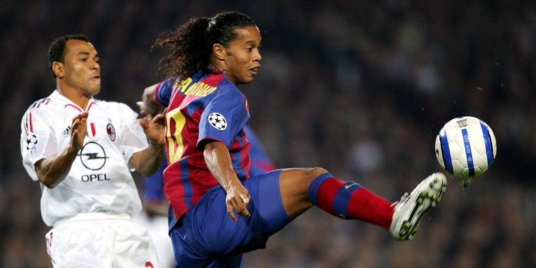 Pemain FC Barcelona Ronaldinho (kanan) bersaing dengan bek AC Milan, Cafu selama pertandingan sepakbola Liga Champions di stadion Camp Nou di Barcelona, 02 November 2004.