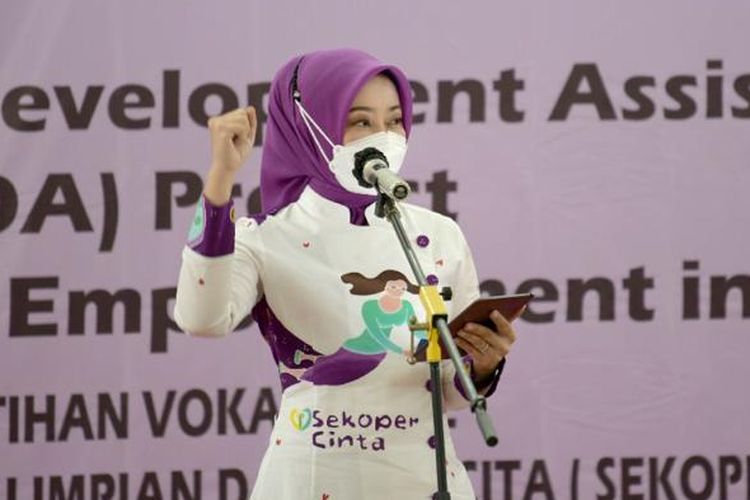 Ketua Umum Sekoper Cinta (Sekolah Perempuan Capai Impian dan Cita-cita) Atalia Praratya Ridwan Kamil meluncurkan aplikasi Sekoper Cinta sekaligus membuka Pelatihan Vokasional Sekoper Cinta Tahun 2021 di Aula Sekoper Cinta, Kota Bandung, Senin (11/10/2021). 
