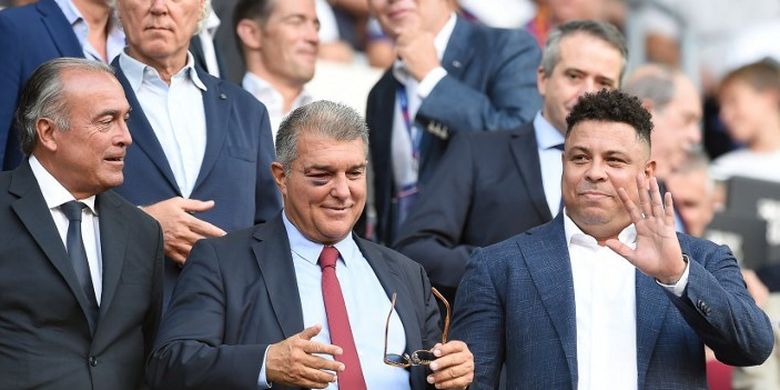Presiden Barcelona Joan Laporta (kiri) bersama Presiden Real Valladolid Ronaldo Nazario (kanan) menghadiri laga Barcelona vs Real Valladolid dalam lanjutan Liga Spanyol musim 2022-2023 di Stadion Camp Nou, Senin (29/8/2022) dini hari WIB. Ketika datang ke stadion, Joan Laporta mencuri perhatian karena matanya yang lebam.