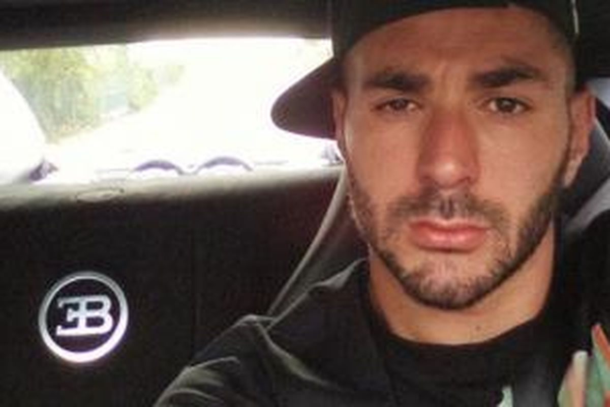 Karim Benzema selfie di dalam Veyron SS Pur Sang