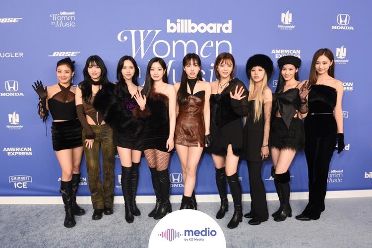 Grup idola K-pop TWICE berhasil meraih penghargaan Breakthrough Artist Award di Billboard Women in Music 2023.