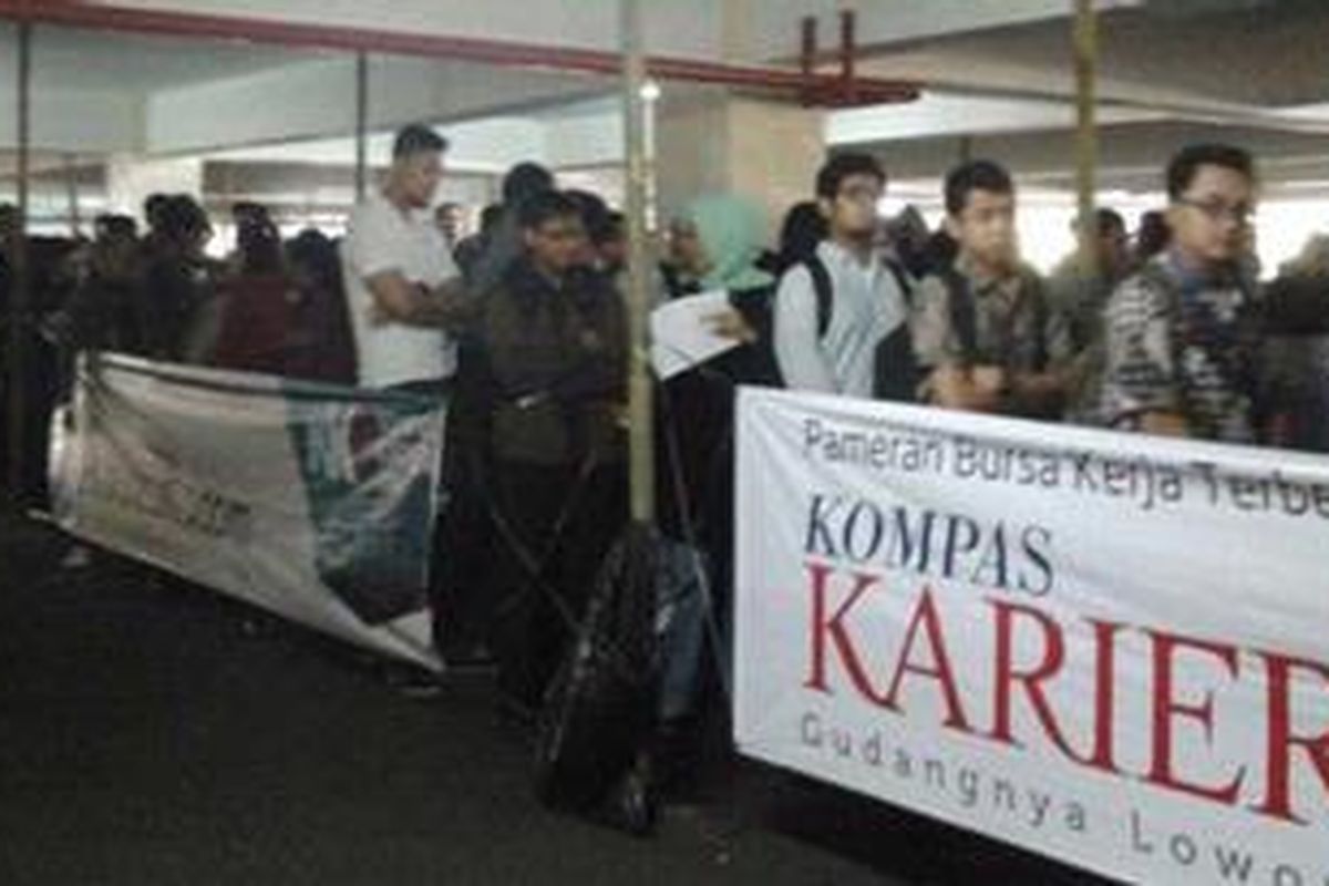 Antrean pengunjung di Kompas Karier Fair 2013, di Balai Kartini. Jakarat, Jumat (26/4/2013). Lebih dari 200 perusahaan berpartisipasi dalam acara yang diselenggarakan 26-27 April ini,