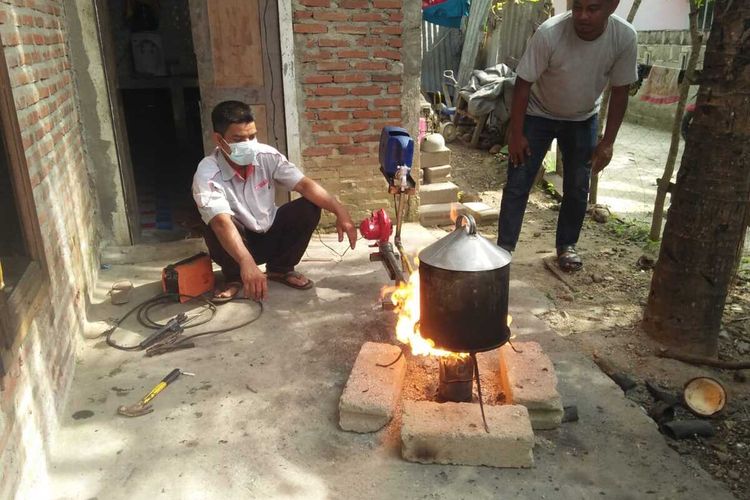 Ismail (41) memperlihatkan kompor dengan bahan bakar oli bekas di rumahnya Desa Kumbang, Kecamatan Syamtalira Aron, Kabupaten Aceh Utara, Rabu (2/2/2022).