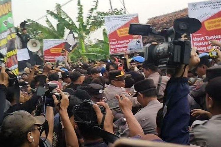Kericuhan dalam aksi unjuk rasa Al Zaytun Jilid III, Kamis (6/7/2023). 

