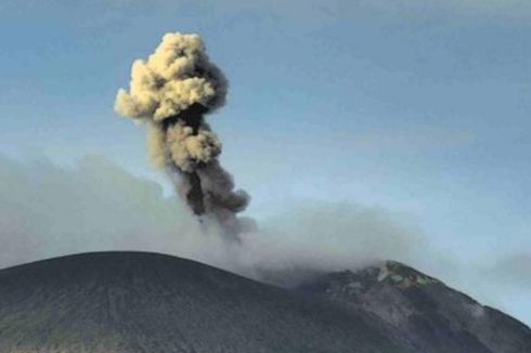 Gunung Ile Lewotolok NTT Meletus 69 Kali Disertai Lontaran Lava Pijar