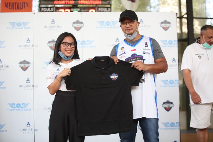 Presiden Amartha Hangtuah, Gading Ramadhan Joedo (kanan) bersama Direktur Augustine Phinisi, Diandra Hadi (kiri) dalam pengumuman kerja sama sponsor baru menjelang kelanjutan IBL 2020 di Lapangan Latihan Amartha Hangtuah, Jakarta, Sabtu (22/8/2020).  Selain Augustine Phinisi, Amarta Hangtuah juga menggandeng PT Mayasari Bakti.