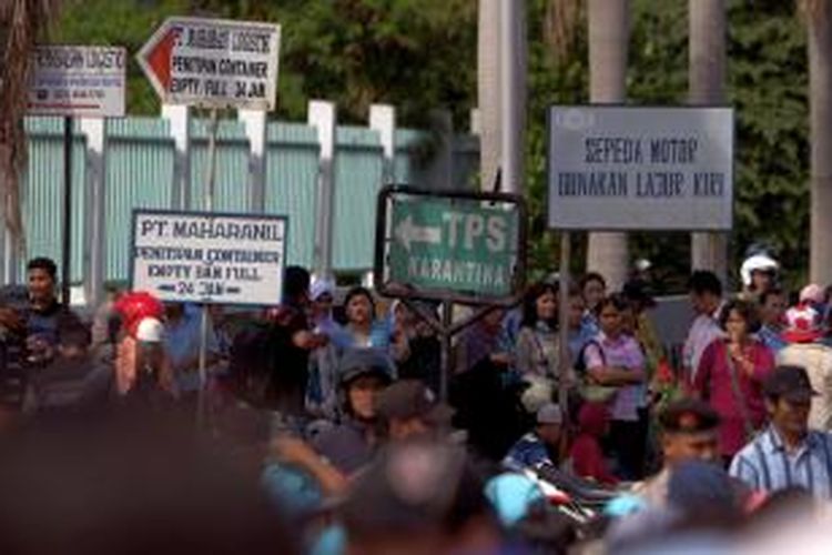 Buruh garmen berunjuk rasa di depan pintu masuk utama Kawasan Berikat Nusantara (KBN) di Jalan Cakung Cilincing, Jakarta Utara, Kamis (19/1/2012). Mereka menuntut agar upah minimum sektoral provinsi (UMSP) dikoreksi dari lima persen menjadi 20 persen di atas UMSP yang sudah ditetapkan.