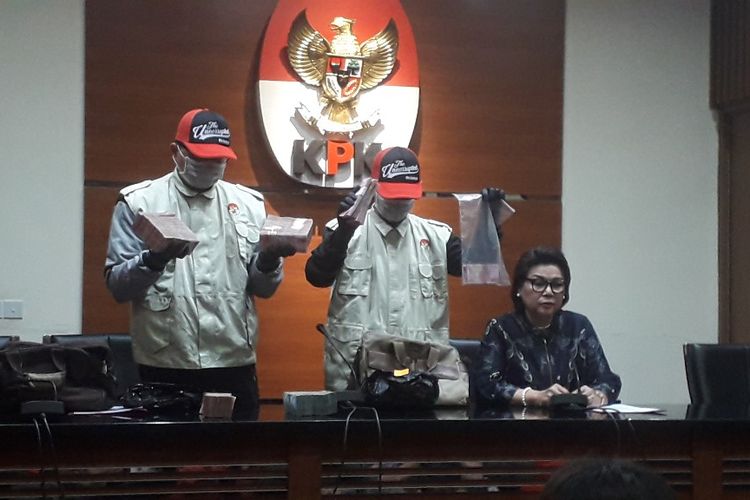 Petugas KPK menunjukkan barang bukti uang tunai yang didapat dari rangkaian OTT terhadap Bupati Bengkayang Suryadman Gidot dalam konferensi pers di Gedung KPK, Rabu (4/9/2019). 