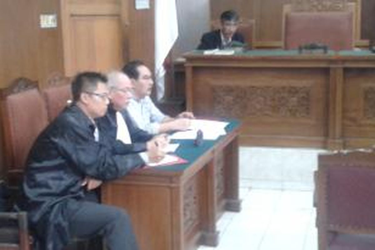 Terdakwa 18 tahun penjara dalam kasus pembunuhan Bos BUMN, Antasari Azhar, saat menjalani sidang praperadilan di Pengadilan Negeri Jakarta Selatan, Selasa (11/11/2014).