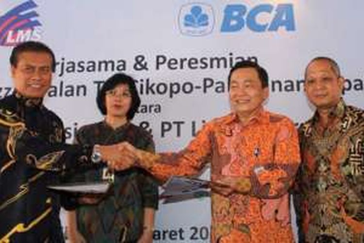 Dirut PT Lintas Marga Sedaya Datuk Mohd Zulastri Bin Mohd Amin  berjabat tangan dengan Senior General Manager Head of Consumer Card BCA Santoso usai menandatangani kerja sama
