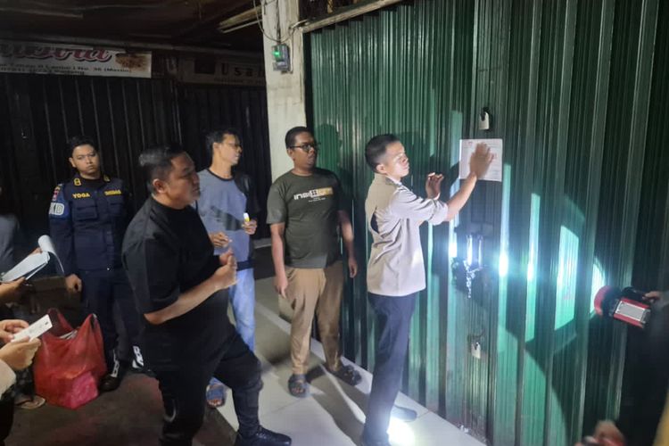 Menunggak Retribusi, 44 Toko di Pasar Raya Padang Disegel