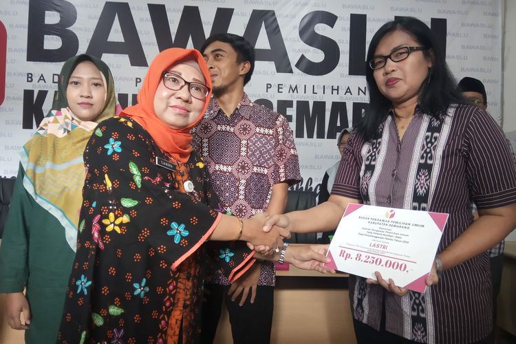Kepala Sekretariat Bawaslu Jateng Kartini Tjandra Lestari menyerahkan santunan untuk pengawas pemilu.