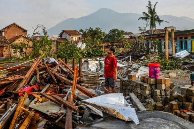 Sebanyak 534 bangunan mengalami rusak ringgan hingga berat akibat bencana 'tornado' yang terjadi Rabu sore (21/02) di Kabupaten Sumedang dan Kabupaten Bandung, Jawa Barat.