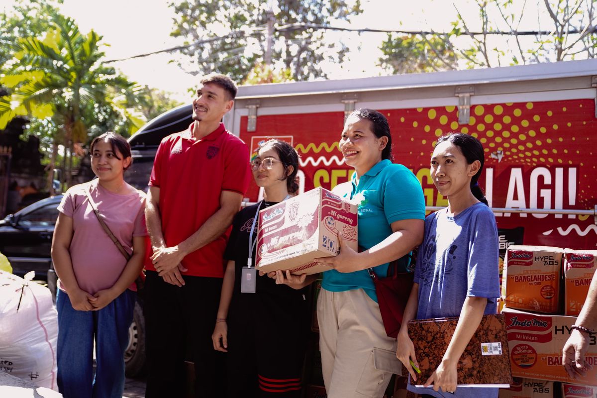 kepala Dinas Sosial Kota Denpasar, Ibu Laxmy Saraswaty  menerima bantuan dari Bali United yang diwakilkan pemain belakangnya Joao Ferrari untuk musibah banjir di Dinas Sosial Kota Denpasar, Bali, Sabtu (13/9/2025) sore. 