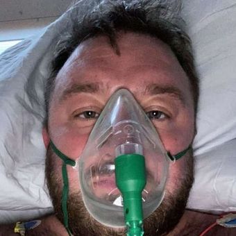 Foto Chris Grailey terbaring di ranjang rumah sakit di Inggris karena Covid-19.