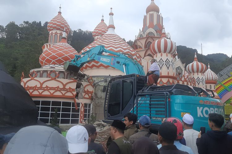 Ratusan warga menyerbu dan merangsek masuk ke dalam area wisata rekreasi Hibisc Fantasy Puncak Bogor, Jawa Barat, Jumat (7/3/2025). Warga yang berhasil masuk langsung menghancurkan bangunan wisata yang dikelola Badan Usaha Milik Daerah (BUMD) PT Jaswita Jabar.