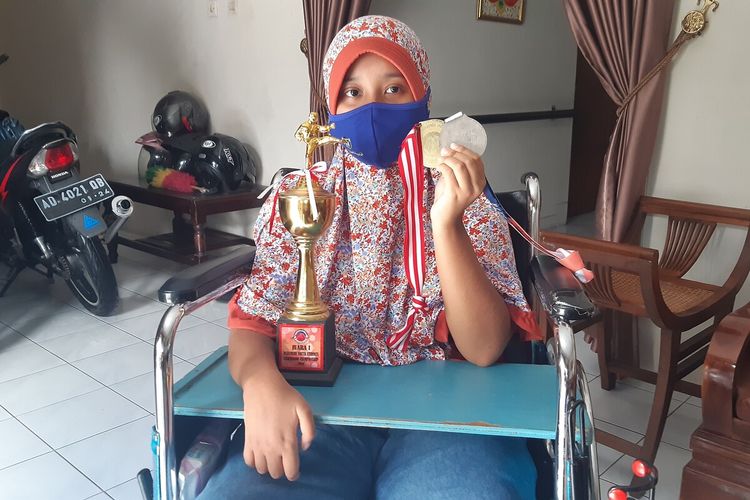 Arvianti Firda Aini Raharjo (18) atlet Taekwondo asal Kabupaten Sukoharjo, Jawa Tengah menunjukkan piala dan medali yang dia dapatkan sebelum jatuh sakit di rumahnya, Kamis (4/2/2021).