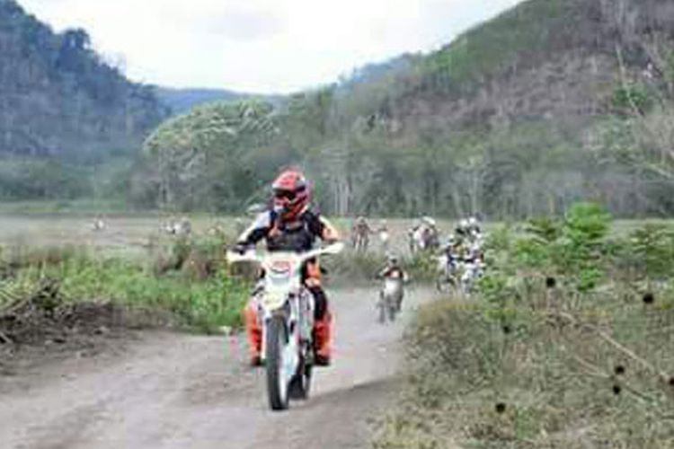 Bupati Ngada, Nusa Tenggara Timur, Marianus Sae bersama dengan Bajawa Trail Community menjelajahi alam Ngada dan kawasan Manggarai Raya di bagian utara sejak Jumat (29/9/2017) hingga Minggu (1/10/2017). Bupati Ngada mengajak komunitas itu untuk menjelajahi Pulau Flores dari sudut ke sudut.