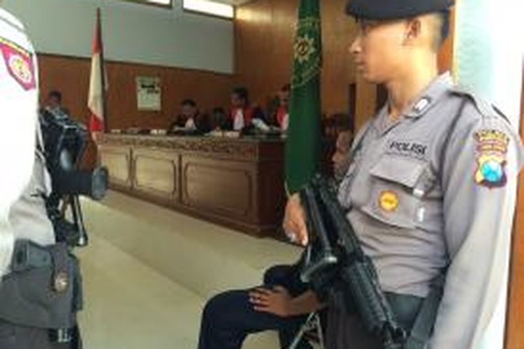 Sidang pembacaan vonis empat terdakwa pembunuhan dalam peristiwa carok di Pengadilan Negeri Pamekasan, dijaga 250 aparat kepolisian dengan bersenjata lengkap, Rabu (3/6/2015).