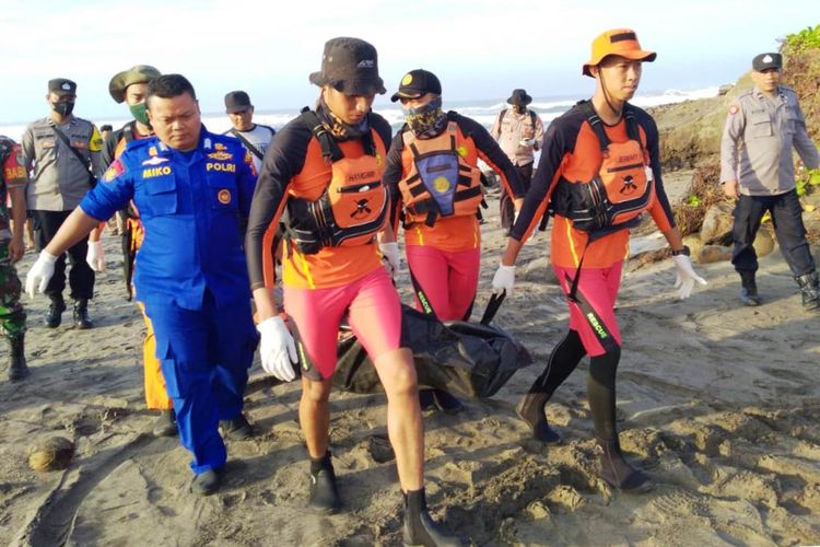 Tim SAR gabungan mengevakuasi jenazah seorang nelayan asal Indramayu yang tewas tenggelam di perairan selatan CIanjur, Jawa Barat, setelah perehu mereka tenggelam diterjag ombak.