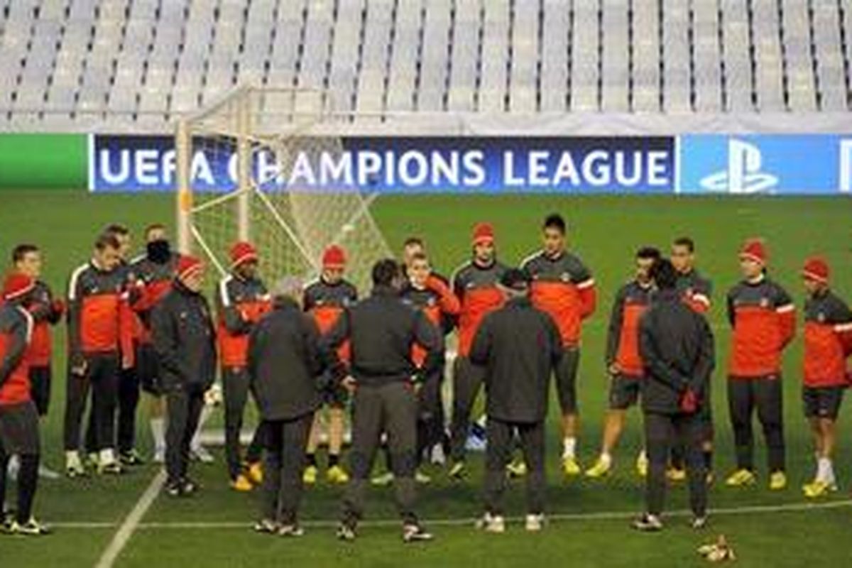 Paris Saint-Germain yang dipenuhi bintang sedang berlatih di Stadion Mestalla, sebagai persiapan melawan tuan rumah Valencia dalam leg pertama babak 16 besar Liga Champions, Selasa atau Rabu (13/2/2013) dini hari WIB.