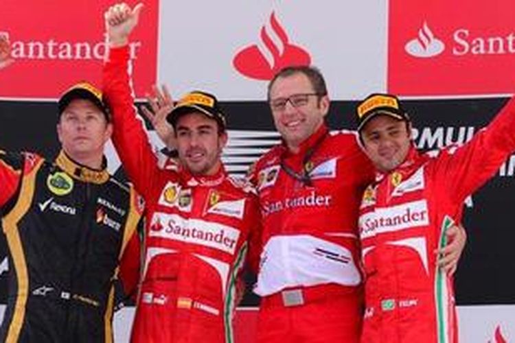 Pebalap Lotus, Kimi Raikkonen (kiri), naik podium bersama tim Ferrari, Fernando Alonso, Stefano Domenicali, dan Felipe Massa, setelah balapan GP Spanyol, Minggu (12/5/2013). Raikkonen finis di urutan kedua.