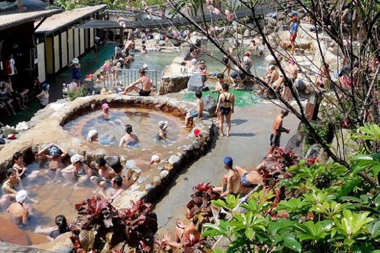 Kolam-kolam air panas untuk publik yang berada di distrik Beitou, Taipei, Taiwan, menjadi salah satu daya tarik wisata Taiwan, sekaligus peninggalan dari masa pendudukan Jepang di pulau tersebut. 