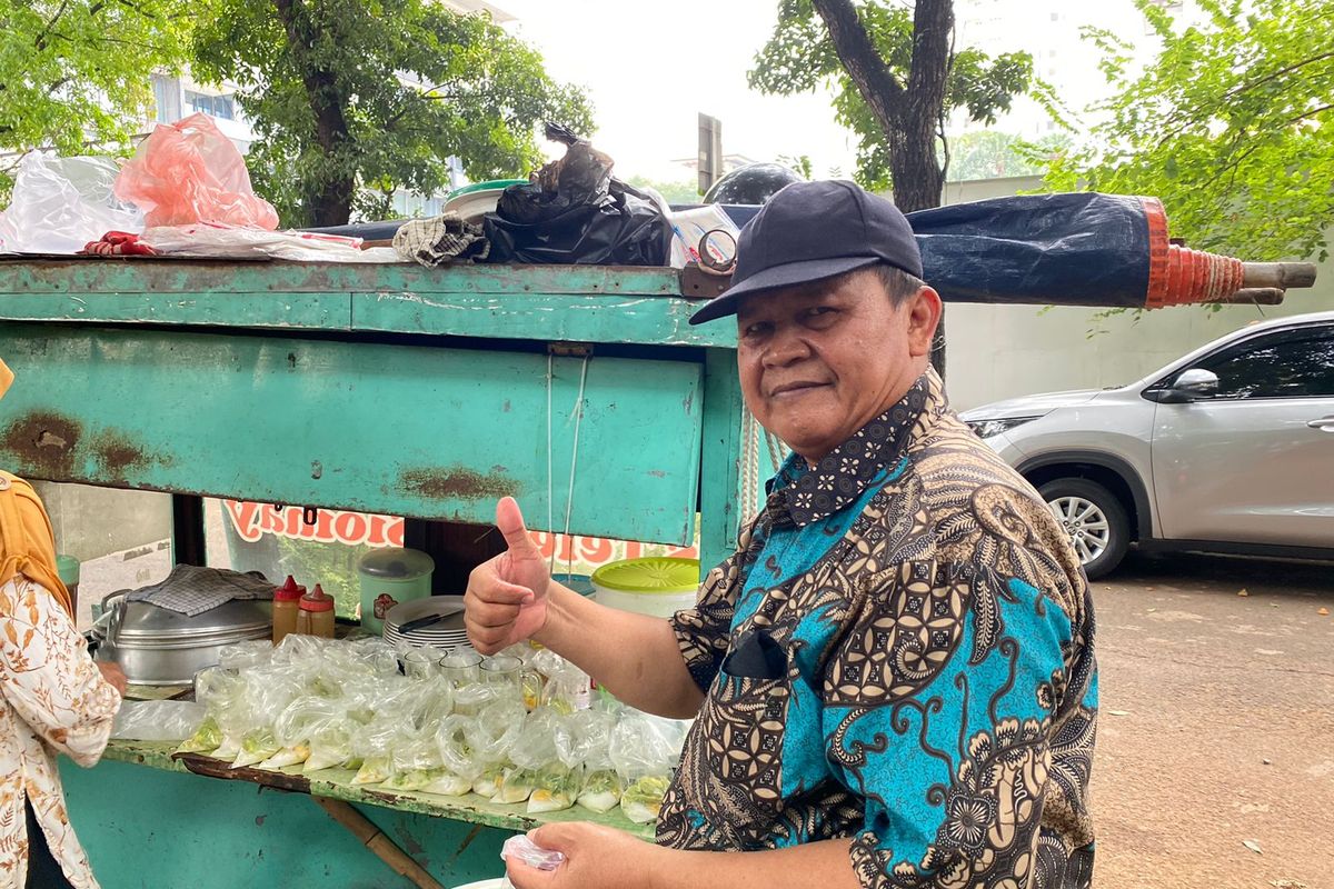 Pedagang kaki lima bernama Sugito (68) saat ditemui Kompas.com di Taman Gajah Darmawangsa, Pulo, Kebayoran Baru, Jakarta Selatan, Selasa (18/6/2024).