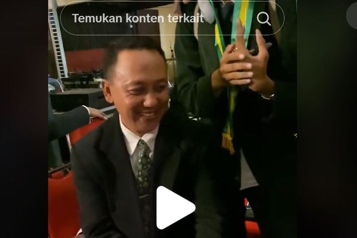 Momen seorang guru wali kelas mendapatkan kado dari muridnya. Kado tersebut diberikan oleh para murid saat acara wisuda sekolah. 