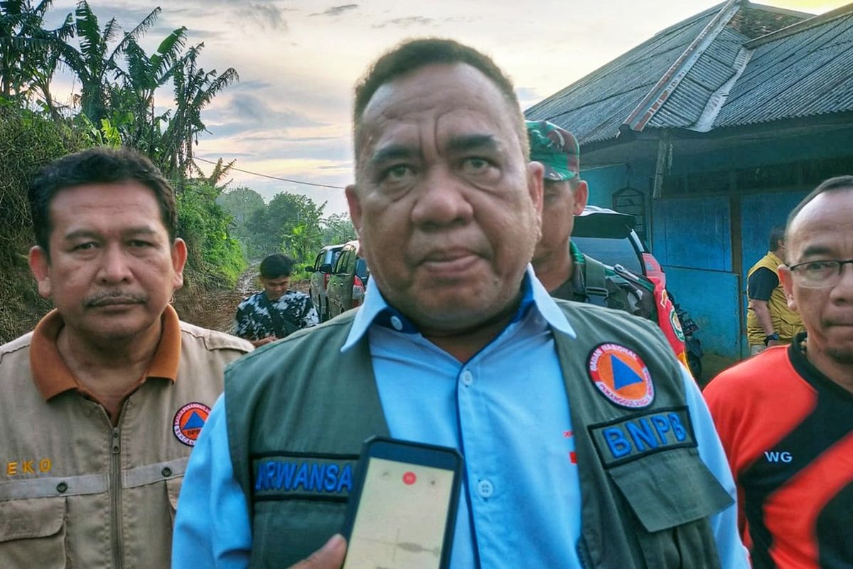 Deputi Bidang Rehabilitasi dan Rekonstruksi BNPB Jarwansah (tengah) memberikan penjelasan pembangunan hunian tetap kepada awak media di lokasi huntap Kampung Baru Cibuluh, Desa Cijangkar, Kecamatan Nyalindung, Sukabumi, Jawa Barat, Sabtu (11/2/2023).